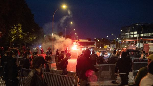 В Париже протестующие перекрывают улицы и жгут костры