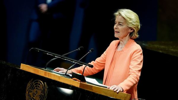 Депутат Гал: разгорается скандал с пропавшими сообщениями фон дер Ляйен Макрону