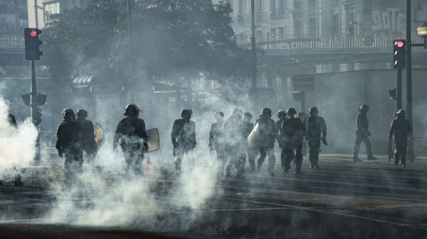 Опубликовано видео стычки протестующих во Франции с полицией