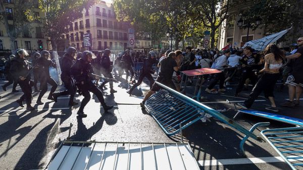 Болельщики «Марселя» устроили драку с полицией перед матчем против «Реала» в Мадриде