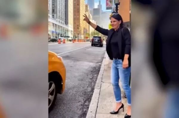 Экс-глава МИД Германии Бербок удивила своим видом и новым заявлением