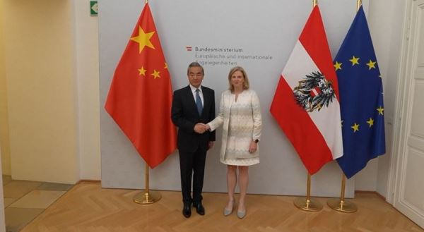 Глава МИД КНР провёл переговоры в Австрии