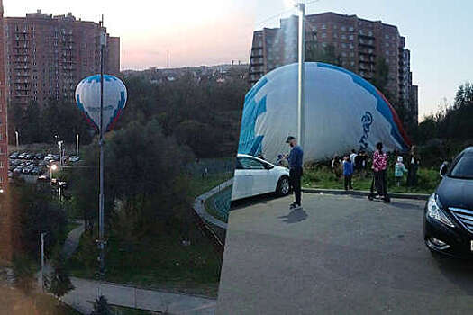 112: в подмосковном Дмитрове воздушный шар приземлился прямо в жилом квартале