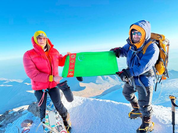 Туркменские альпинисты установили флаг на вершинах Эльбруса