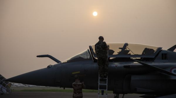 Макрон решил направить три истребителя Rafale для патрулирования востока Европы