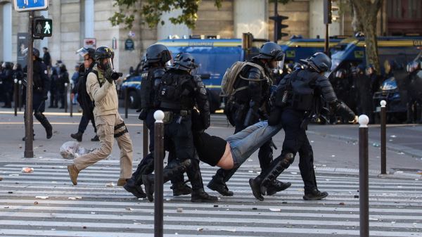 На акциях протеста во Франции задержали более 300 человек