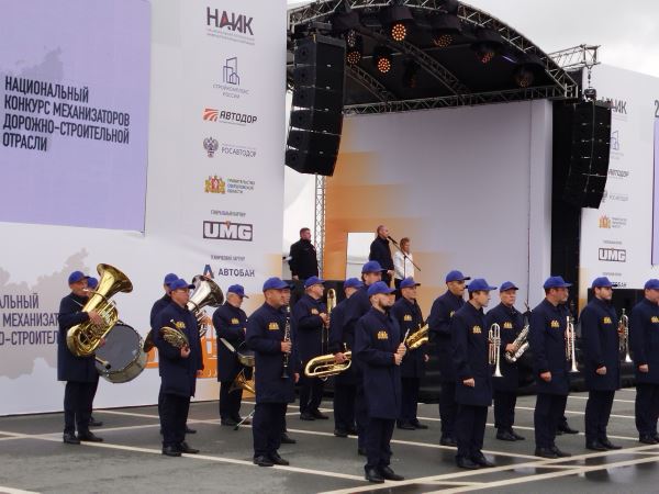 В Екатеринбурге открылся Конкурс механизаторов дорожно-строительной техники