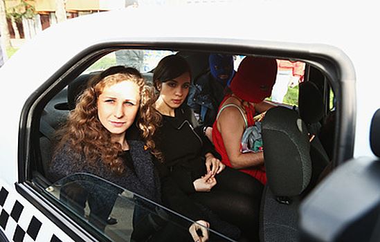 Участницам Pussy Riot заочно запросили сроки от 9 до 14 лет колонии