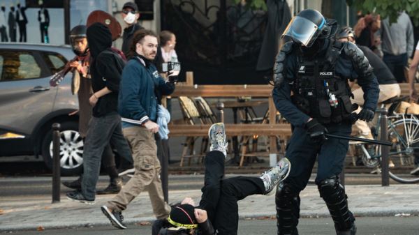 BFMTV: во Франции на акциях протеста задержаны 327 человек