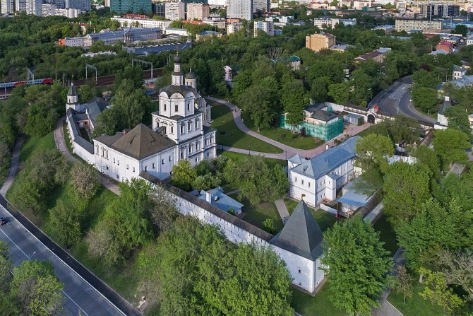 Аэрофотосъёмка Андроникова монастыря в Москве (Россия). Храм преподобного Сергия Радонежского (Троицы Живоначальной) в Рогожской слободе получил такое название потому, что неподалёку от него расположен Спасо-Андроников монастырь. Первым его игуменом стал любимый ученик преподобного Сергия Радонежского — Андрони́к