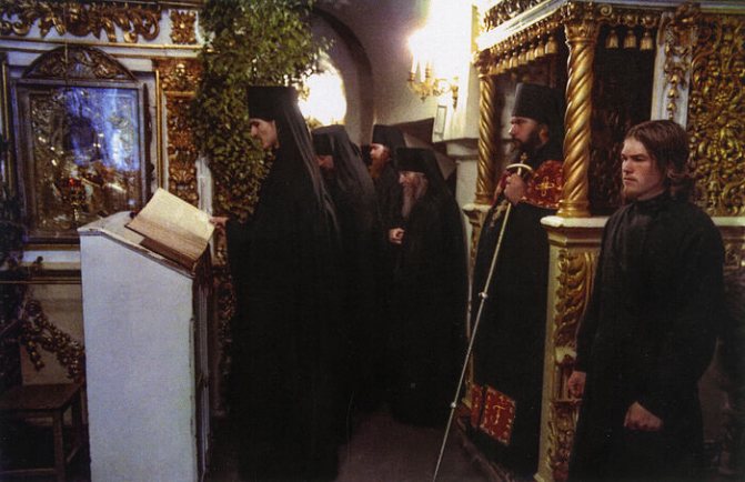 Архимандрит Гавриил на богослужении в Псково-Печерском монастыре