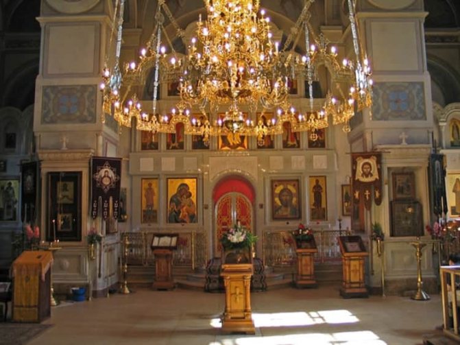 Церковь Всех Святых в Красном Селе и ее белый мраморный иконостас
