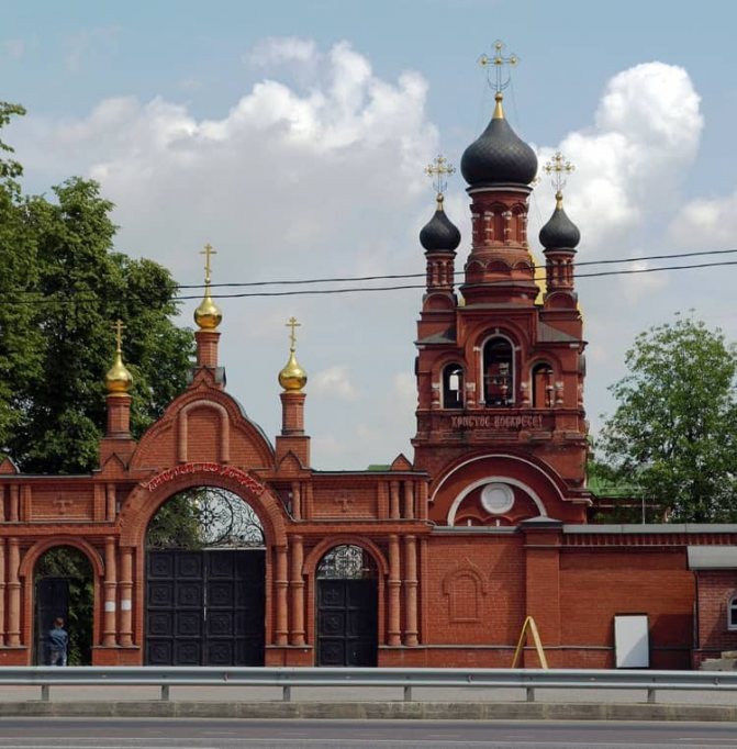 Церковь Всех Святых в Красном Селе и ее необычная трехглавая колокольня