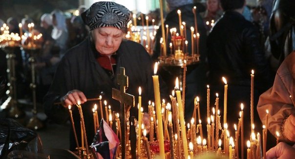 Что будет, если живому человеку поставить свечку за упокой Погуляв по сайтам интернета, можно увидеть, что такой вопрос волнует очень многих. Даже на форумах эту тему обсуждают. Одни