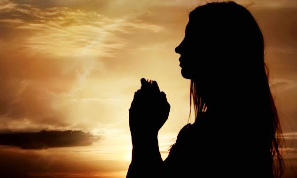 девушка молиться