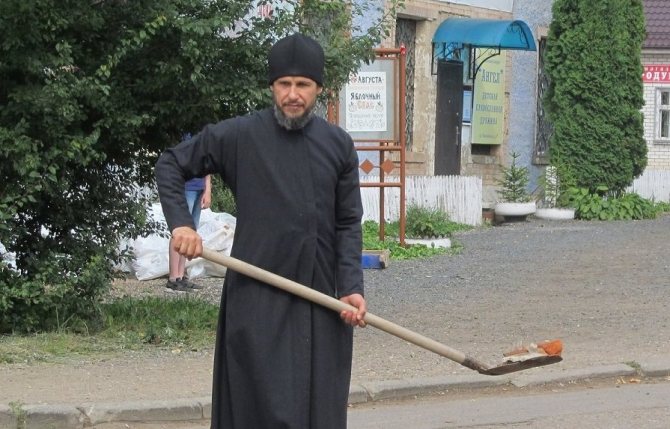 Для экономии ограниченных средств прихода многим священникам приходится самим выполнять самую разную работу. Например, настоятель храма Архангела Михаила города Ярцево отец Сергий Петров сам взялся восстановить дорогу после ремонта храма