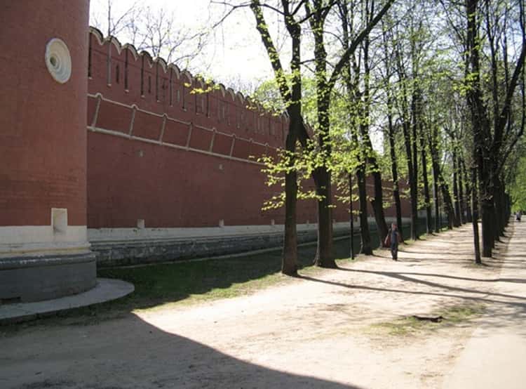 Донской монастырь и его кирпичные монастырские стены