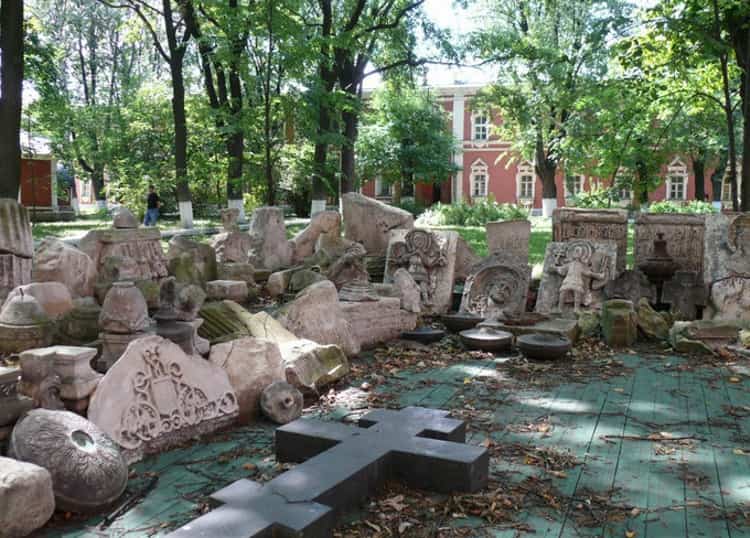 Донской монастырь сохранил надгробия на старинном кладбище