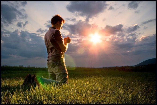 фото мужчина молится