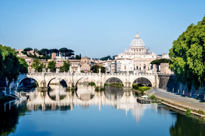 Фото. Вид на Собор Святого Петра (Ватикан) с реки Тибр, Рим, Италия. Автор: Diliana Nikolova / Shutterstock.com.