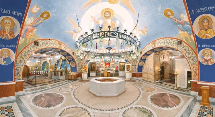 Храм Покрова Пресвятой Богородицы в Ясенево красив не только снаружи, но и внутри