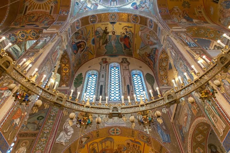 Храм Покрова Пресвятой Богородицы в Ясенево красив не только снаружи, но и внутри своими Мозаичными изображениями
