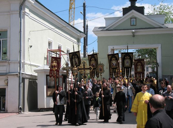 Крестный ход от Благовещенского собора 27 мая 2012 года в честь 20-летия Харьсковского. На хоругвях видна главная святыня Солобожанщины - Озерянская икона Божией матери. Крестные ходы с Озерянским образом проводились с 1844 по 1926 год и их возобновили уже в наше время.