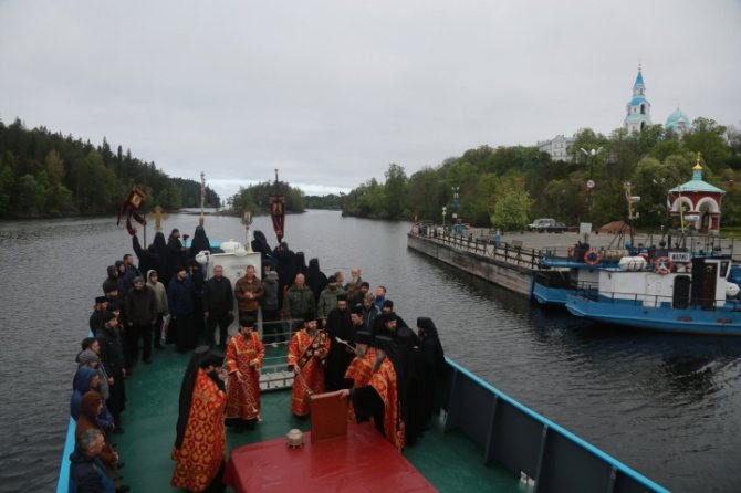 Крестный ход по водам