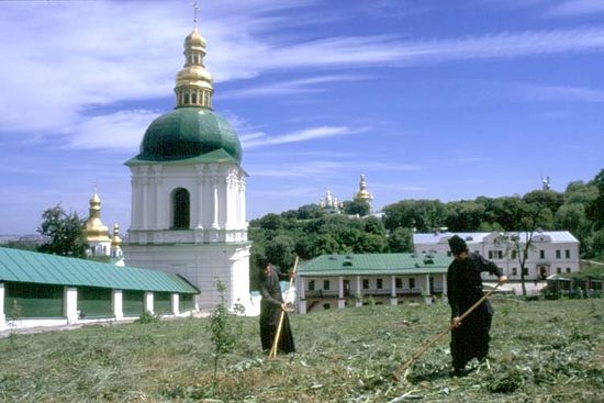 Крестовоздвиженский храм и колокольня у Ближних печер Лавры