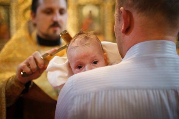 Кто может быть крестными родителями для мальчиков, девочек по церковным правилам, обязанности и подарки