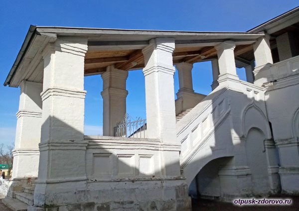 Лестница в церковь Вознесения в Коломенском, Москва