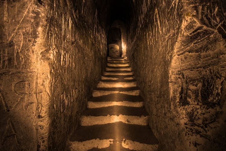 Лестница в одной из пещер Белогорского монастыря