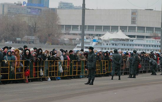 Люди стоят в очереди к храму Христа Спасителя в ожидании Пояса Пресвятой Богородицы, который будет доставлен в храм из греческого Ватопедского монастыря на горе Афон. © Виталий Белоусов/РИА Новости