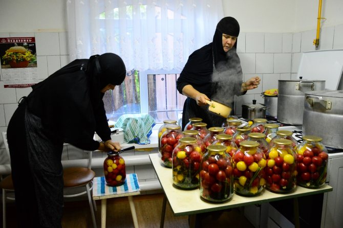 Монахини делают закатки (Спасо-ПреображенскийЧебоксарский женский монастырь)