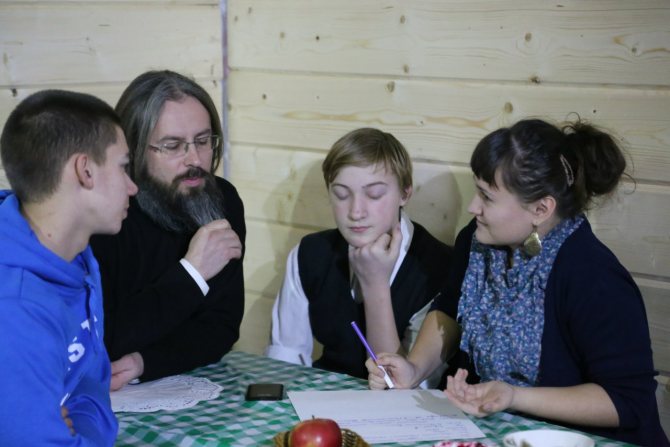 Настоятель храма Михаил Сергеев беседует с молодежью в рамках одного из мероприятий