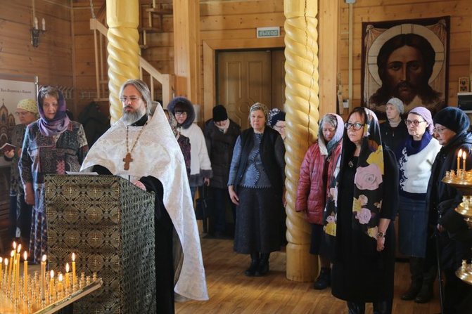 Настоятель Михаил Сергеев проводит богослужение в храме