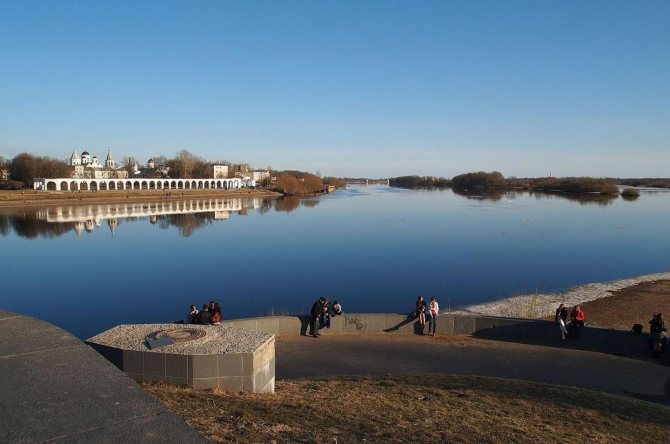 Новгородцы приняли крещение в реке Волхов.