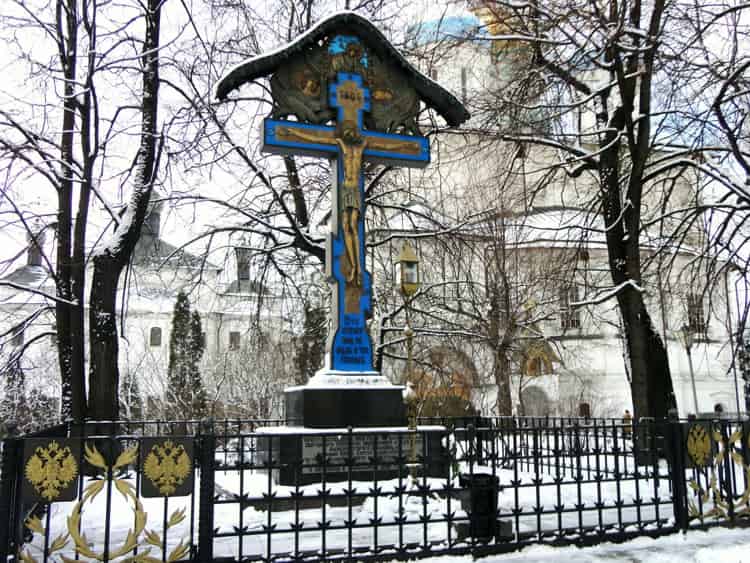 Новоспасский монастырь и его достопримечательность - памятный крест Сергею Александровичу Романову
