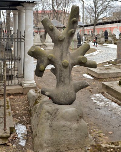 Обрубки деревьев на могилах, Гора Голгофа, Донское кладбище в Москве