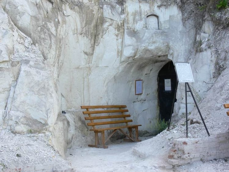 Один из входов в пещеры Белогорского монастыря