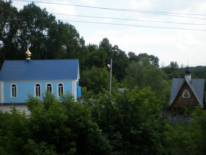 Озерянский храм и источник. На месте обретения чудотворной иконы Озерянской Божией матери построили церковь (она слева), рядом с местом обретения образа забил родник (он справа).