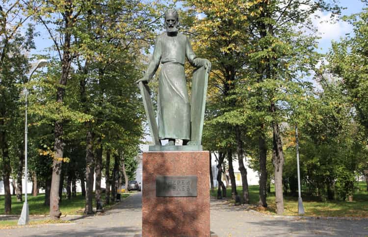 Памятник Андрею Рублеву в Спасо-Андрониковом монастыре в Москве