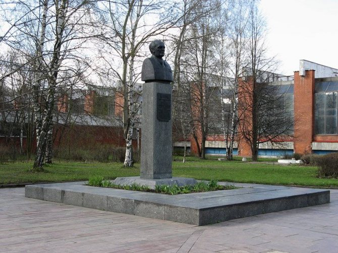 Памятник-бюст А.И. Шокину