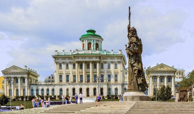 Памятник князю Владимиру на Боровицкой площади