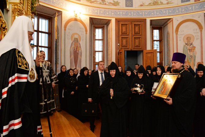 Патриаршее служение в канун среды Страстной седмицы возглашает Митрополит Московский и всея Руси Кирилл в стенах Аносино ставропигиального монастыря.