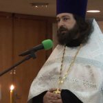 Почему православные крестятся тремя пальцами и как правильно держать пальцы, когда крестишься?