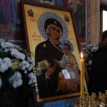 Почему православные молятся перед святыми иконами?