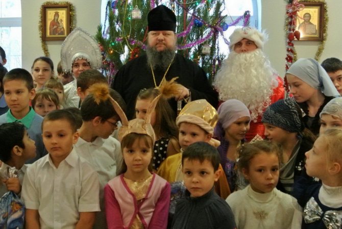 При храме апостола Петра действует воскресная школа. На музыкальных занятиях проходит подготовка музыкальных спектаклей в таким праздникам, как Рождество Христово, Пасха, а также разучиваются духовные песни, молитвы