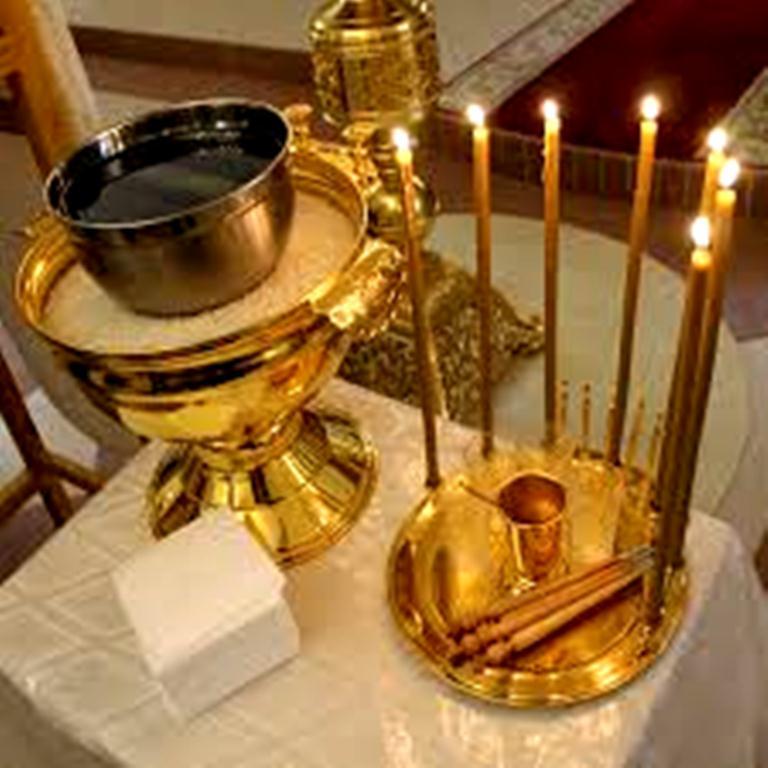 При соборовании на столике должен быть большой сосуд с зерном, на нем маленький - с елеем, и зажжены 7 свечей