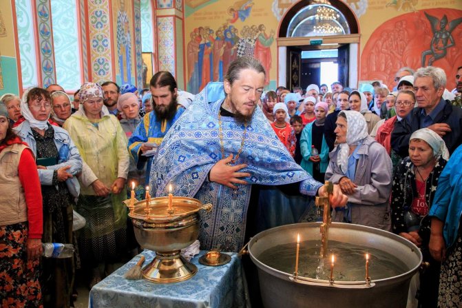 При водосвятном молебне освещают воду. Эту воду человек должен отнести домой. Все члены семьи должны выпить воду натощак, а также окропить свое жилище